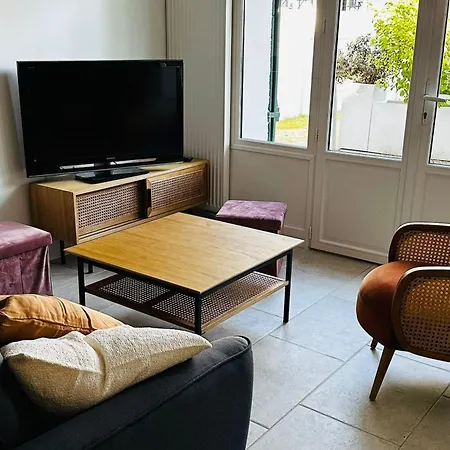 Spacious Cocoon With Garden Near The Sea