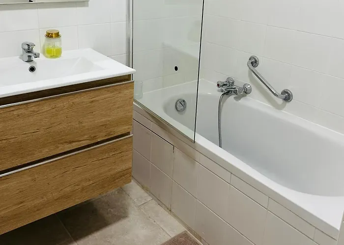 Spacious Cocoon With Garden Near The Sea *